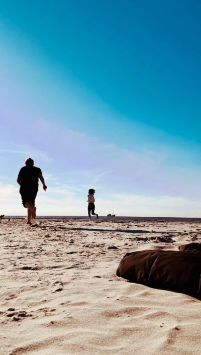 Kind läuft einen Weg entlang